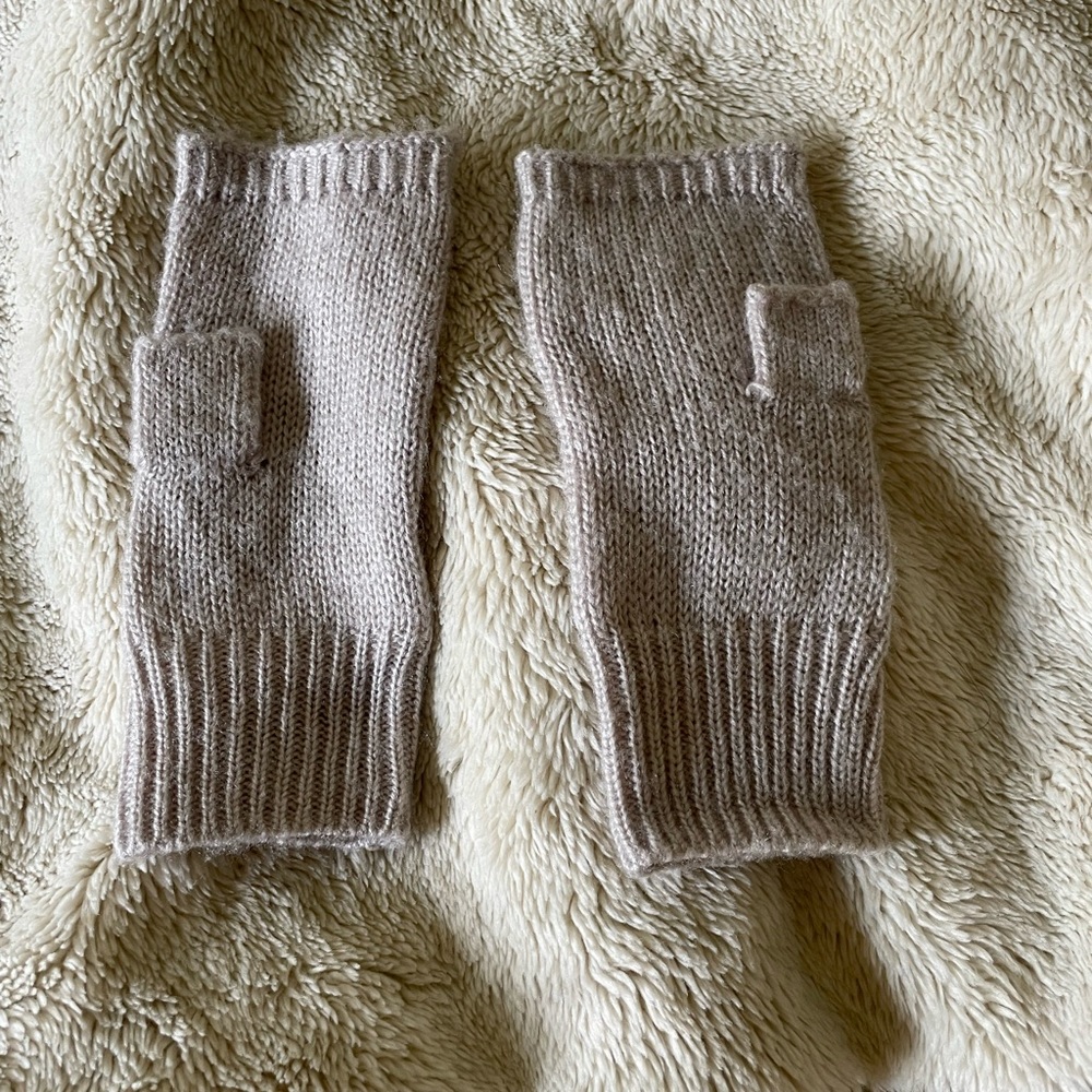 H&M dainty knit gloves. Great condition. One size. 100% acrylic. - Picture 5 of 7